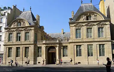 Façade facing the rue Saint-Antoine