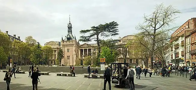 Rue d'Alsace at Square Charles-de-Gaulle [fr] and the donjon du Capitole.