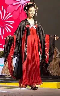 Woman wearing modern qixiong ruqun (a type of Hanfu) at IDO32 (20200118144012)